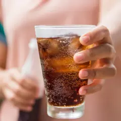 Ile kalorii ma drink whisky z colą? Sprawdź, ile naprawdę zyskujesz