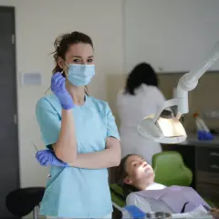 Czy dentysta może wystawić zwolnienie? Warunki i Twoje prawa!