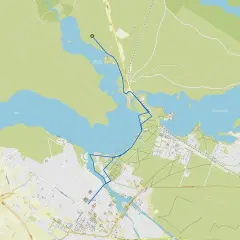 Mapa z zaznaczonymi trasami rowerowymi w Augustowie, prowadzącymi wzdłuż jezior i przez miasto.