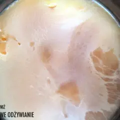 Biały nalot na powierzchni octu jabłkowego, tworzący ciekawe wzory. To znak, że ocet dojrzewa.
