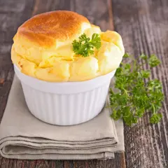 Un soufflé salé doré et aérien, garni de persil frais, parfait pour une recette de soufflé salé facile.