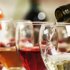 Co ma więcej kalorii: piwo czy wino? Zaskakujące różnice!