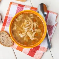 Stary przepis na flaki po zamojsku. Aromatyczna zupa z kawałkami flaków i marchewki, podana z chlebem.