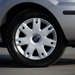 Detalle de la llanta de un coche Ford, con la válvula de la rueda visible.
