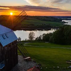 Zachód słońca nad jeziorem na Kaszubach, wiatrak na górze Sobótka.