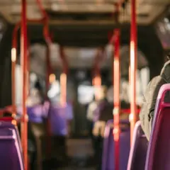 Wnętrze autobusu relacji Sanok-Wetlina. Fioletowe siedzenia i czerwone poręcze tworzą charakterystyczny widok.