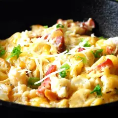 Szybkie danie z kalafiora w kremowym sosie serowym z kawałkami boczku i posypką z parmezanu.