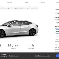 Biały samochód Tesla Model 3 z zaznaczonym zasięgiem 322 mil.