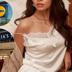 Kobieta w satynowej piżamie z koronką, obok loga Lidl i Victoria's Secret.