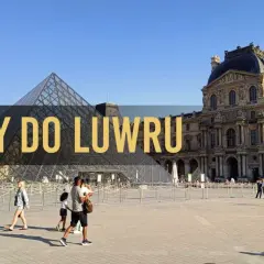 Piramida Luwru i budynek muzeum z ludźmi na placu.