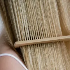 Jasne, oto propozycja:

Czesanie blond włosów drewnianym grzebieniem. Czy keratyna to proteiny? Włosy składają się głównie z keratyny, która jest właśnie białkiem.