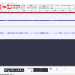 Audacity po polsku: przyciski nagrywania, pauzy i stopu, dwie ścieżki dźwiękowe z falami.