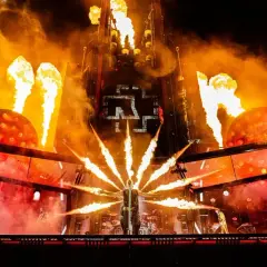 Płomienie i pirotechnika na scenie podczas koncertu Rammstein. Fani z niecierpliwością czekają na rammstein koncerty 2026.