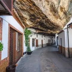 Urokliwe miasto w skale w Hiszpanii, gdzie domy wbudowane są pod skalnym nawisem.