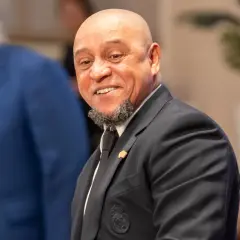 Roberto Carlos żyje i uśmiecha się szeroko, ubrany w elegancki garnitur z herbem Realu Madryt.
