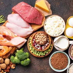Mięso, ryby, jajka, nabiał, orzechy i warzywa – idealne składniki na dietę niskowęglowodanową.