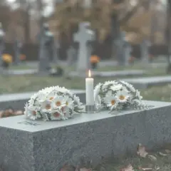 Ile mszy po pogrzebie? Poznaj tradycje i znaczenie modlitwy za zmarłych