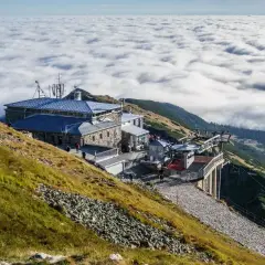 Widok na górną stację kolejki na Kasprowy Wierch, otoczoną morzem chmur.