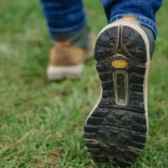 Buty softshell co to znaczy? To buty z membraną, idealne na wędrówki po trawie. Widoczna podeszwa Vibram zapewnia przyczepność.
