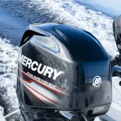 Due motori fuoribordo Mercury Fourstroke in azione, con schizzi d'acqua. Ottimi per ridurre i consumi motori marini entrobordo diesel.