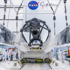 Zespół w białych kombinezonach pracuje nad teleskopem Nancy Grace Roman w NASA Goddard.