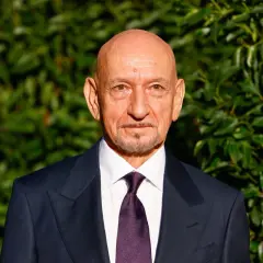 Sir Ben Kingsley, en stjärna i rollistan i Wonder, poserar framför grönska.