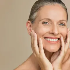 Donna sorridente con pelle matura, che mostra la sua bellezza senza età. La pelle matura da che età può essere così radiosa.
