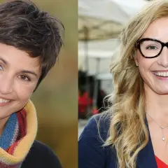 Dwie kobiety z uśmiechem. Jedna z krótkimi, ciemnymi włosami i kolorowym szalikiem, druga z długimi, blond włosami i okularami. Obie prezentują odmładzające fryzury.