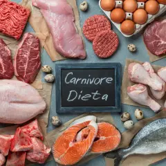 Mięso, ryby, jajka i kości na talerzu. To inspiracja do jadłospisu dieta carnivore.