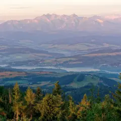 Poranna mgła otula doliny, a w oddali majaczą majestatyczne gorce szczyty.
