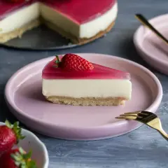 Pyszny sernik z galaretką truskawkową i mascarpone. Czy można mieszać serek mascarpone z galaretką? Tak, efekt jest zachwycający!