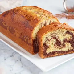 Bizcocho marmolado perfecto para tu próxima receta. Suave y con un delicioso marmoleado de chocolate y vainilla.