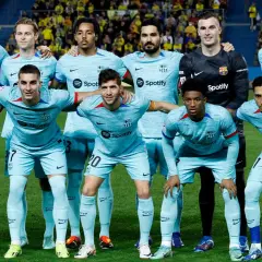 Aktualny skład Barcelony w jasnoniebieskich strojach, gotowy do gry.
