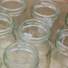 Puste, szklane słoiki w kartonie. Zastanawiasz się, czy słoik można włożyć do mikrofali? Zazwyczaj nie, chyba że producent wyraźnie to zaznaczy.