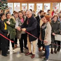 Inauguración de la agenda cultural Reinosa con corte de cinta.