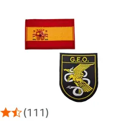 Dos parches: uno con la bandera de España y otro con el escudo del GEO, un águila amarilla sobre fondo negro.