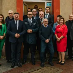 Grupa osób przed biurem poselskim PiS w Łodzi. Zapraszamy do kontaktu!