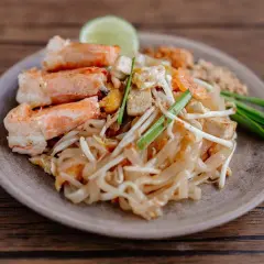 Pad Thai mit Garnelen, Tofu und Sojasprossen – ein authentisches Gericht nach original Thai Rezepten.