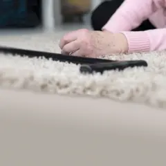 Eine ältere Person liegt auf einem Teppich, ein Gehstock liegt daneben. Mögliche sturz psychische ursachen sind hier ein Thema.