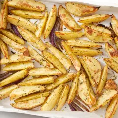 Patate al forno dorate e croccanti, condite con erbe aromatiche. Perfette per 10 ricette con le patate veloci e gustose.