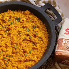 Arroz a banda con gambas, listo para servir. Acompañado de un paquete de arroz SOS Bomba.
