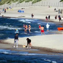 Plaża w Ustce: Wschodnia czy Zachodnia? Wybierz idealną!
