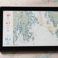 Tablet mit Seekarte und Navigationsdaten, Kurs 35°, Geschwindigkeit 4.7 Knoten, Tiefe 31.1 Meter. Incoterm fot.