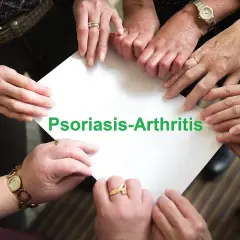 Hände berühren ein Blatt Papier mit "Psoriasis-Arthritis". Viele Menschen mit dieser Erkrankung kämpfen um eine Rente.