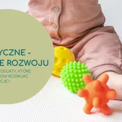 Nóżka dziecka i kolorowe zabawki sensoryczne: żółta, zielona i pomarańczowa.