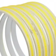 Zwijana taśma LED COB 230V, z widocznymi punktami świetlnymi i oznaczeniem napięcia.