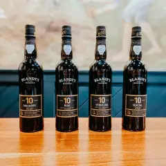 Cztery butelki wina madera, każda z 10-letnim oznaczeniem wieku: Malmsey, Bual, Verdelho i Sercial.
