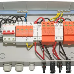 Wewnątrz skrzynki elektrycznej widoczne są zabezpieczenia przeciwprzepięciowe, które chronią przed nagłymi skokami napięcia, zapewniając bezpieczeństwo instalacji.