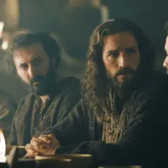 Wizja pasji 2: Jezus z uczniami przy stole, w blasku świec. W ich oczach widać skupienie i powagę.