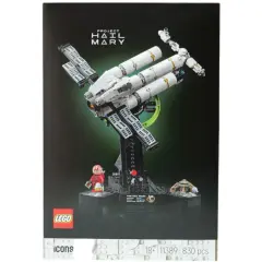 Das LEGO Icons "Project Hail Mary" Set zeigt ein detailreiches Raumschiff auf einem Ständer, mit einer Minifigur und einem kleinen Alien.